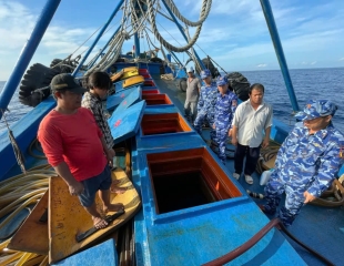 Bắt tàu chở 70.000 lít dầu DO không rõ nguồn gốc